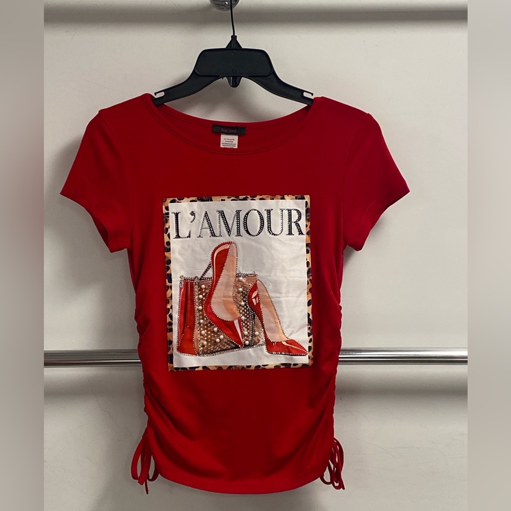 Short sleeve side cinch top with L’AMOUR patch